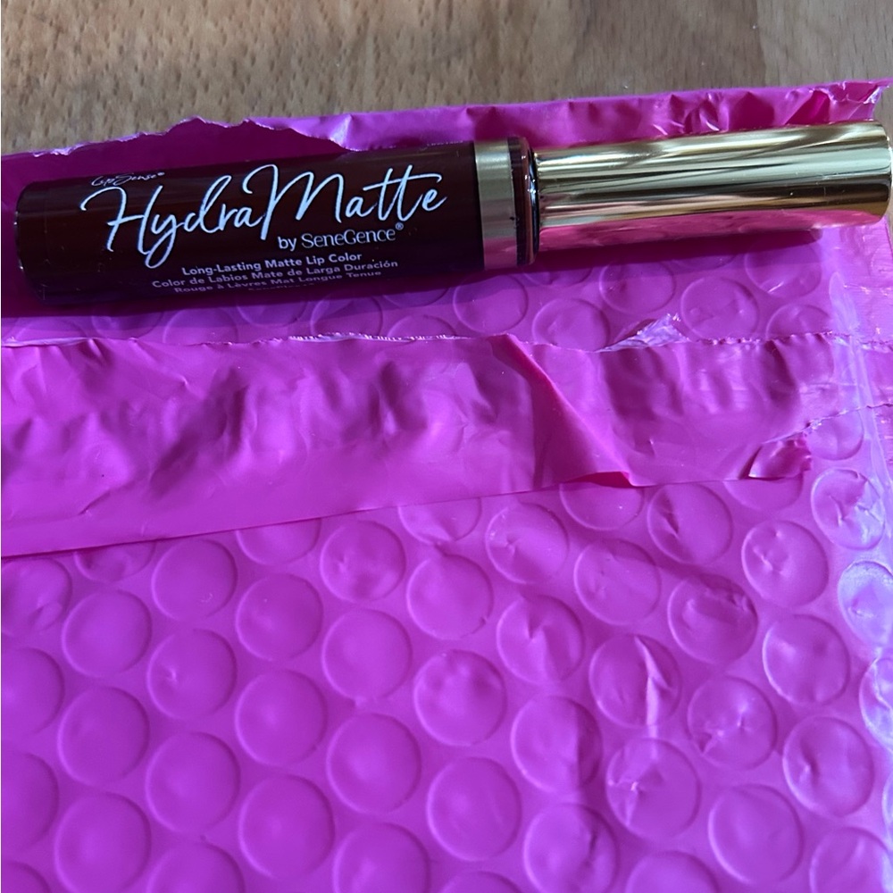 New Sealed!! SeneGence HydraMatte Lip Color in Burgundy Plum

Price is firm !